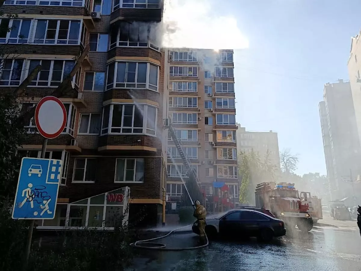 В Аксае при пожаре в многоэтажке спасли 28 человек