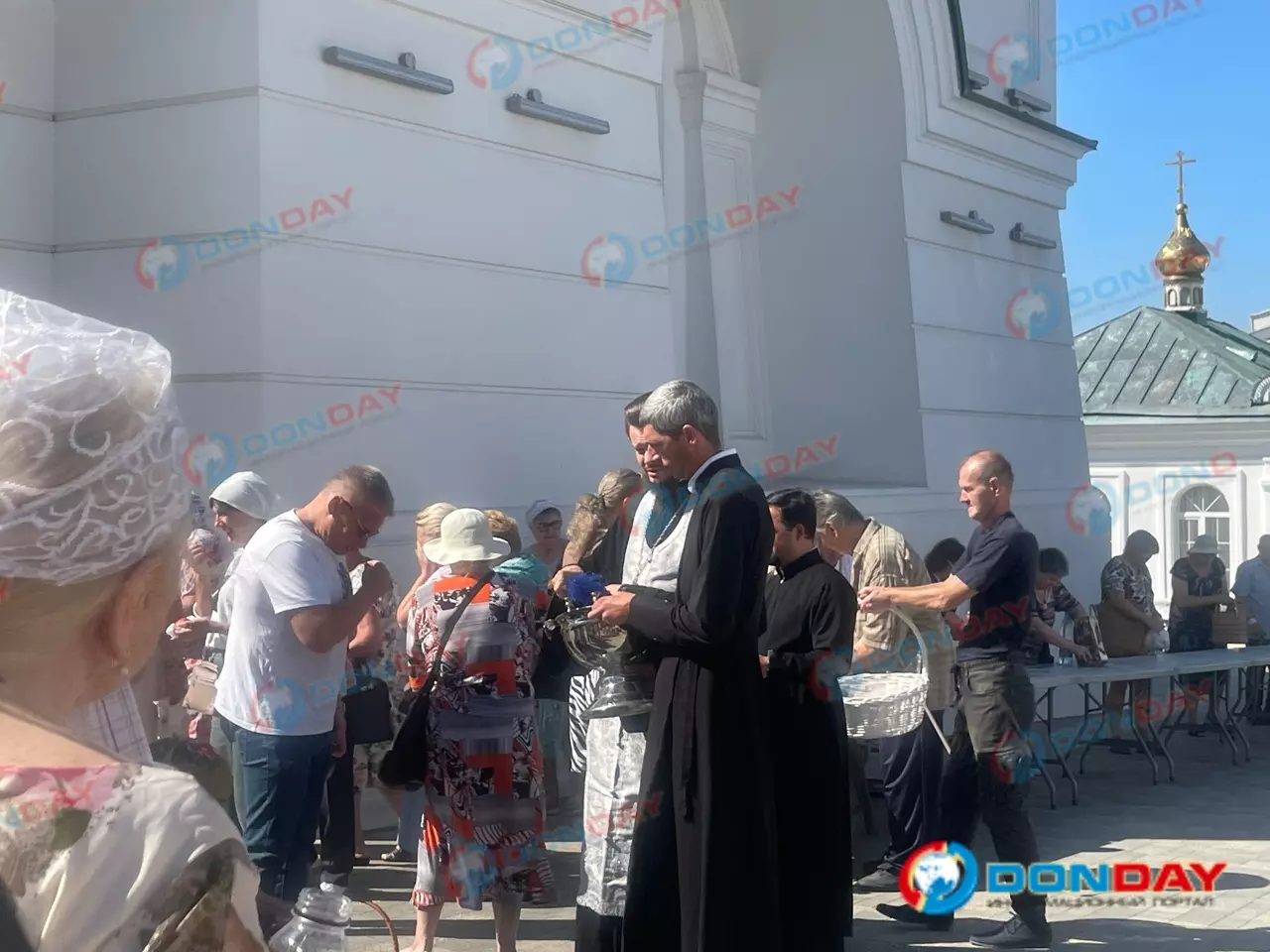 Ростовчане принесли яблоки в храм и встретили Преображение Господне: фоторепортаж