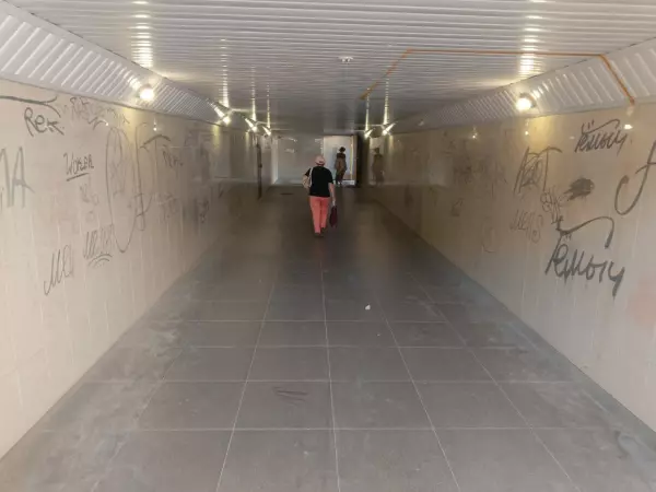 Фото к материалу: Вандалы испортили подземный переход в центре Ростова