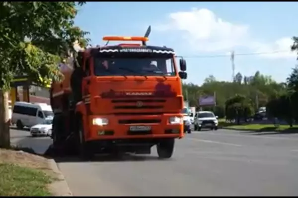 Фото к материалу: В Ростове на уборку улиц вышла новая коммунальная техника