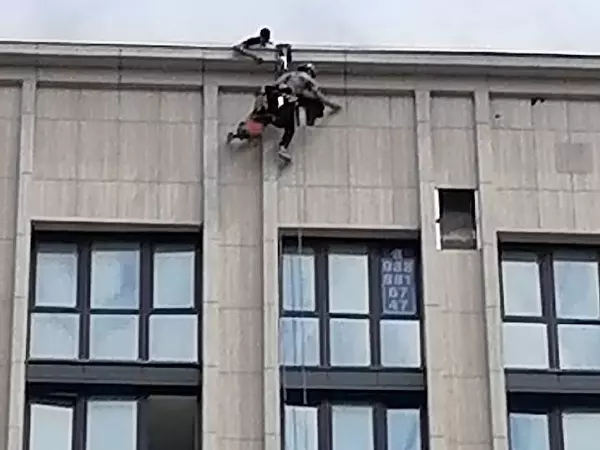 Фото к материалу: В многоэтажке на Левобережной после атаки БПЛА начались ремонтные работы