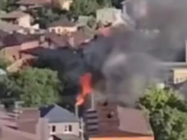 Фото к материалу: В Ростове полыхает заброшенный частный дом в районе церкви Сурб Хач