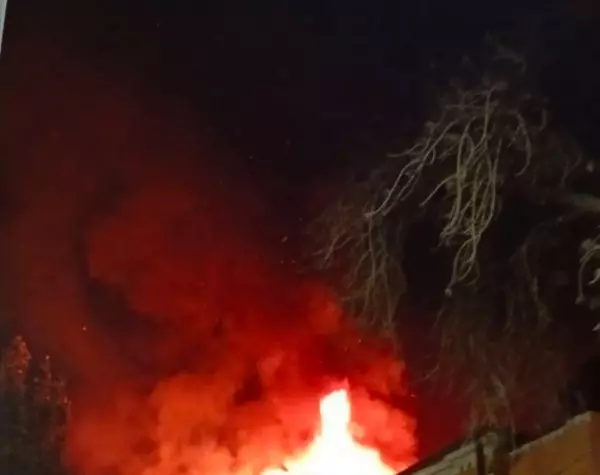 Фото к материалу: Стонали, а потом затихли: после взрыва в центре Ростова горит жилой дом