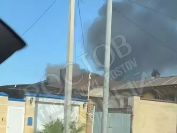 Фото к материалу: В Ростове на Ивановского полыхает частный дом 