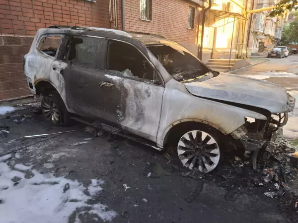 Фото к материалу: В Шахтах ищут поджигателя люксового внедорожника стоимостью 6,5 млн рублей