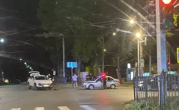 Фото к материалу: В Таганроге водитель легковушки сбил 20-летнего мотоциклиста