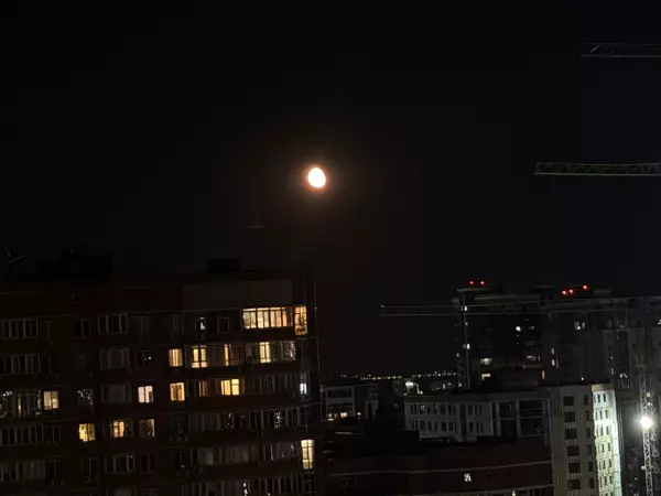 Фото к материалу: Ростовчане поделились кадрами ярко-оранжевой Луны