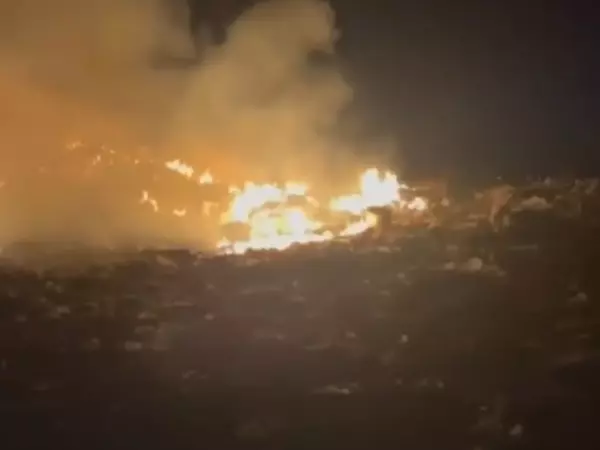 Фото к материалу: Сразу два мусорных полигона в Ростовской области полыхали на огромной площади