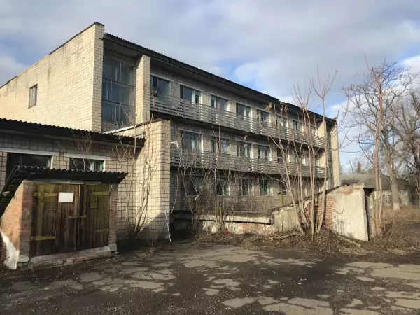 Фото к материалу: Здание бывшего профилактория в Красном Сулине выставили на торги за 18,7 млн