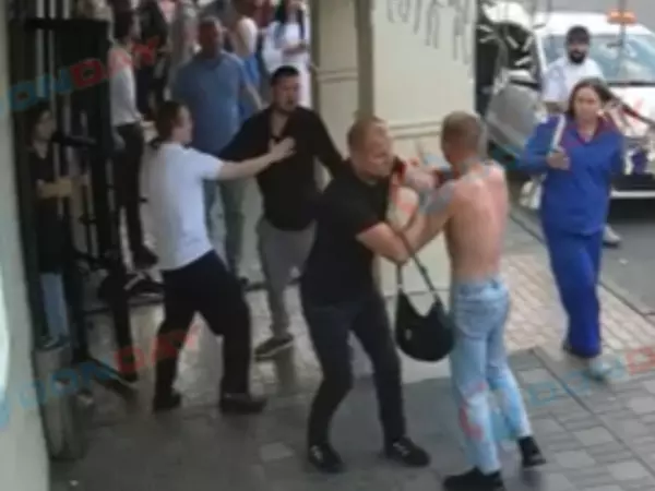 Фото к материалу: Появились кадры начала конфликта возле караоке на улице Береговой в Ростове