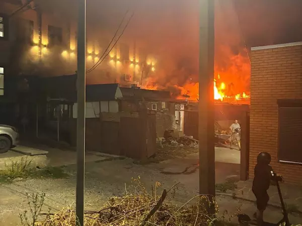 Фото к материалу: Крупный пожар в городском кафе Красного Сулина потушили