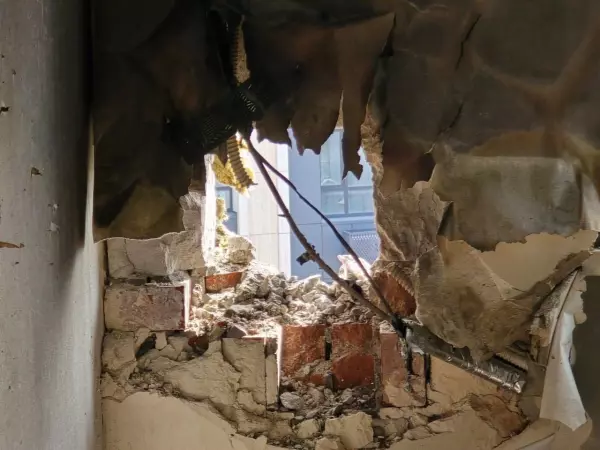 Фото к материалу: Ремонт в поврежденной БПЛА многоэтажке в Ростове завершат до 22 августа