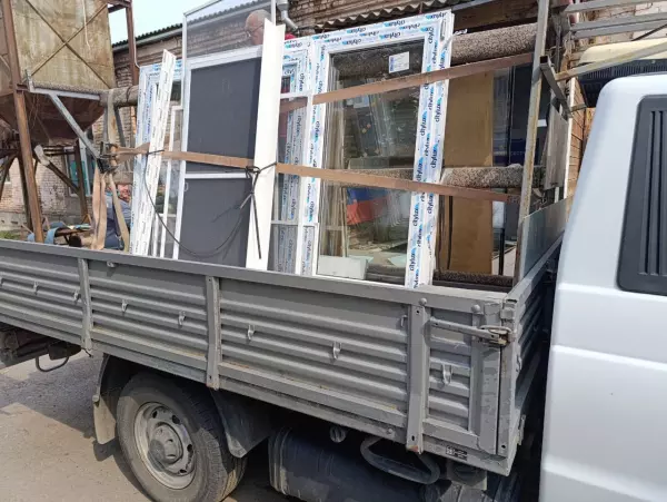 Фото к материалу: В Сальске приступили к замене поврежденных БПЛА оконных рам в жилых домах