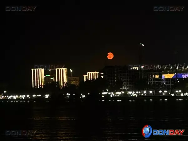 Фото к материалу: Жители Ростова поделились кадрами «Осетровой Луны»