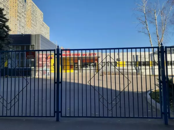 Фото к материалу: Жителей пострадавшего дома из-за атаки БПЛА в Ростове разместят на базе школы №50