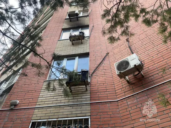 Фото к материалу: Ростовчане едва не пострадали из-за горящего блока кондиционера в многоэтажке 