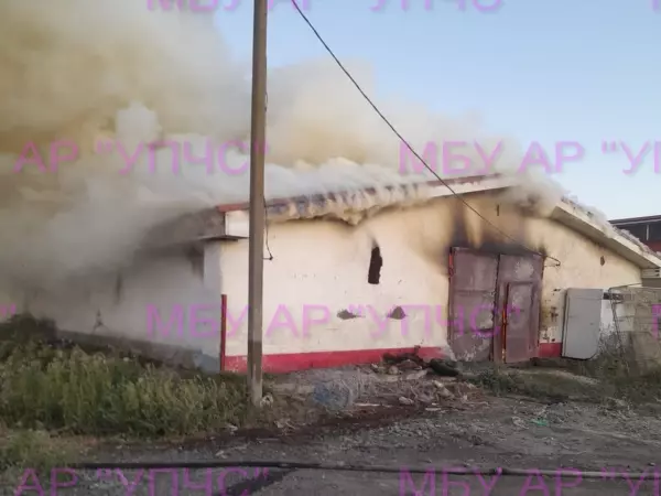 Фото к материалу: В Аксайском районе на большой площади горит склад
