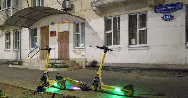 Фото к материалу: После публикации в СМИ парковку самокатов возле детского сада в Ростове убрали