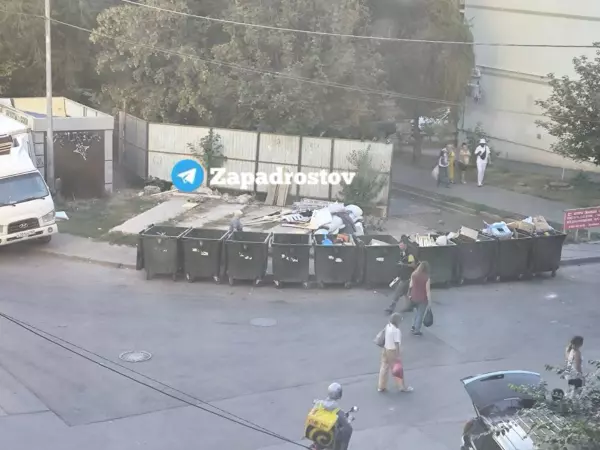 Фото к материалу: Улицу Жмайлова в Ростове заполонили переполненные мусорные баки