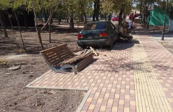 Фото к материалу: Легковушка влетела в сквер и повредила скамейку в Таганроге