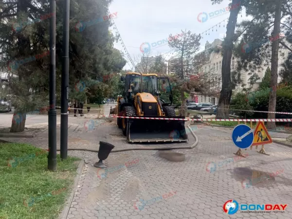 Фото к материалу: В Ростове из-за прорыва на Пушкинской центр города остался без воды