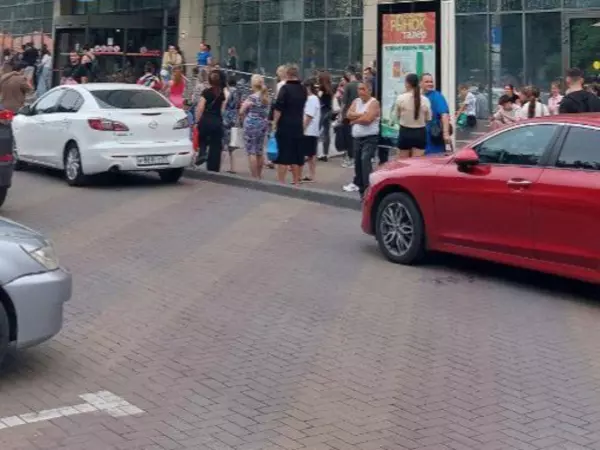 Фото к материалу: Жители Ростова не могут попасть в ТЦ «Талер» из-за отключения света