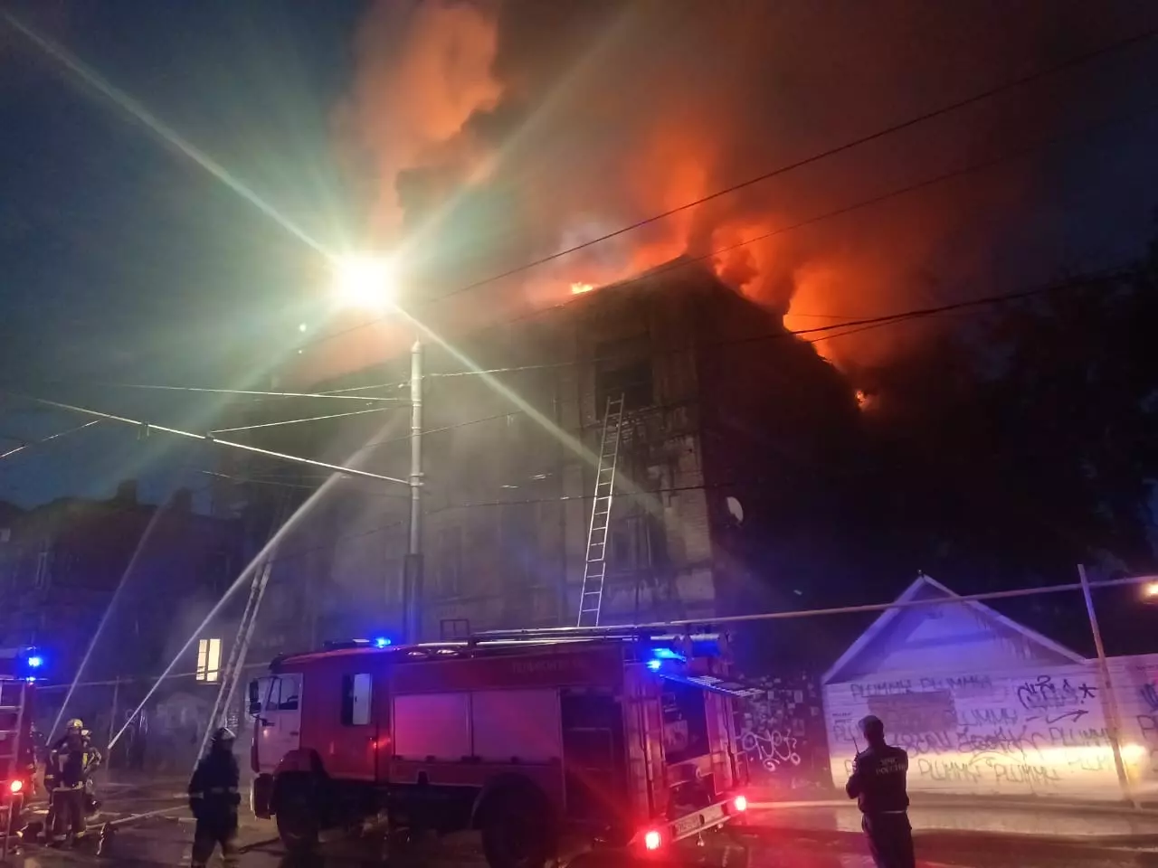 Зрелищные кадры с крупного пожара на Станиславского в Ростове