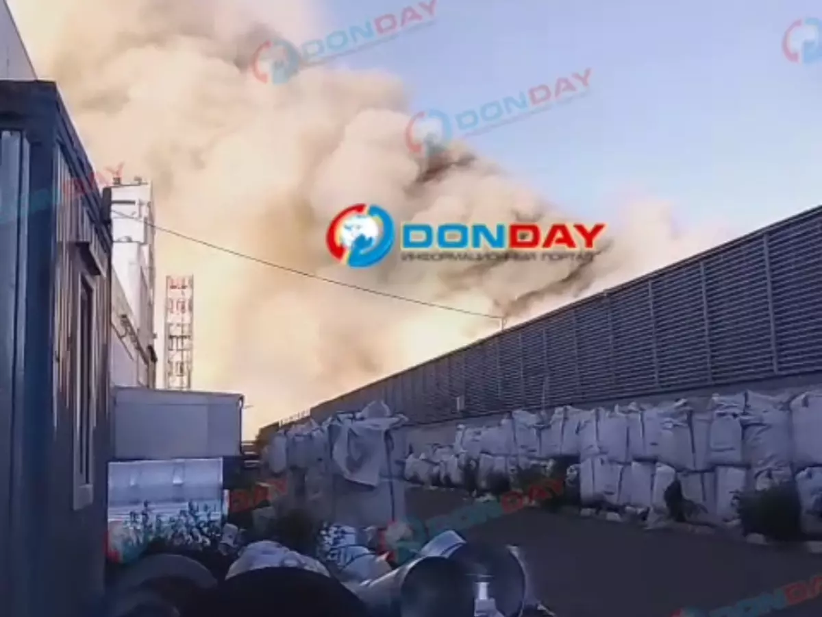 Крупный пожар разгорелся на складе в Шахтах