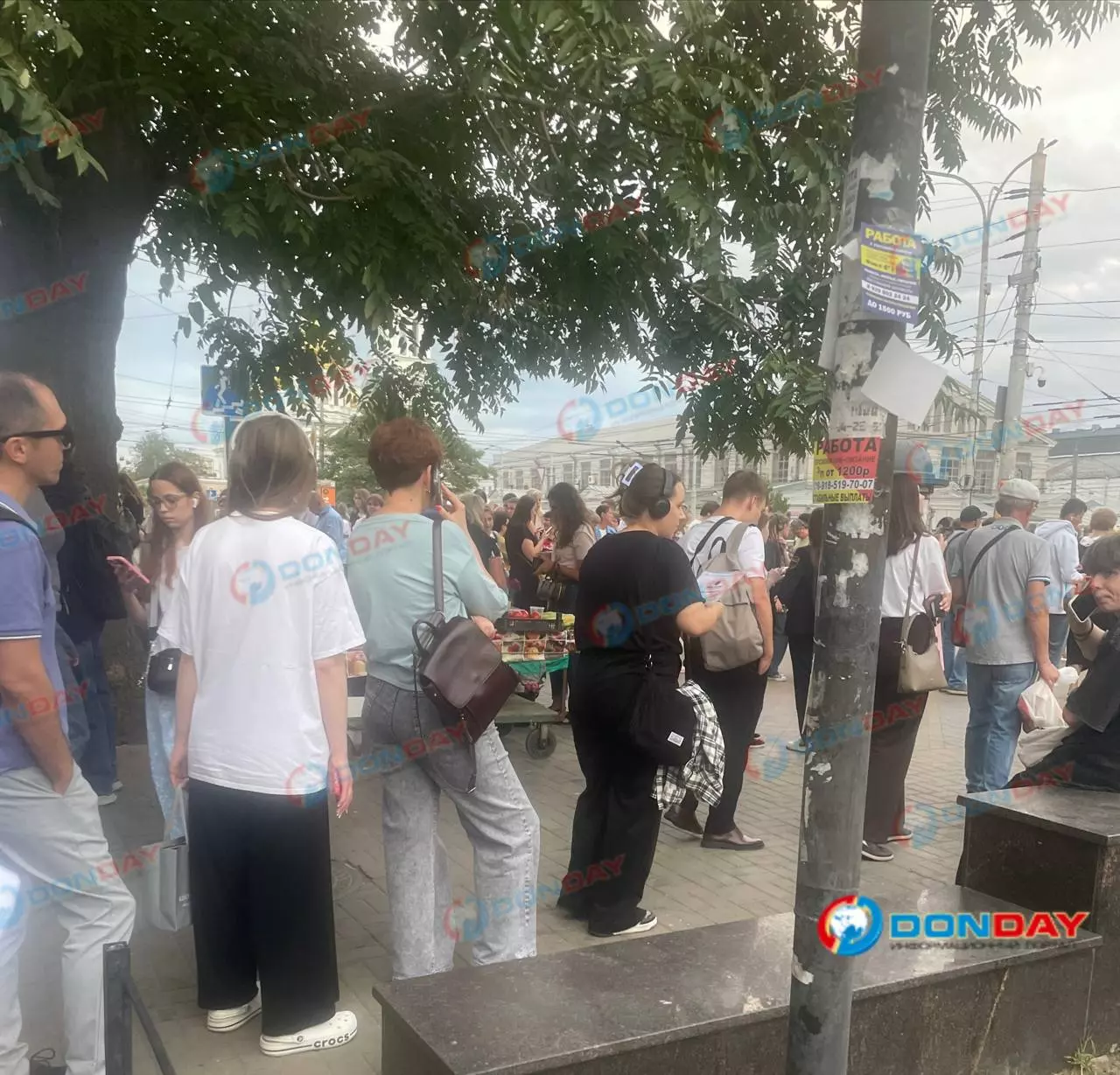 Сотни ростовчан в вечерний час пик стоят в гигантских очередях на автобус