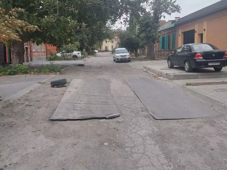 Жители Ростова жалуются на разрушенную улицу в центре Нахичевани