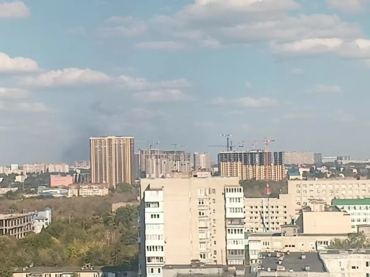 Под Аксаем на большой площади горит трава