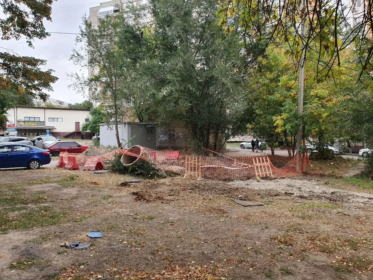 Огромную яму оставили коммунальщики после ремонтных работ на Королева в Ростове