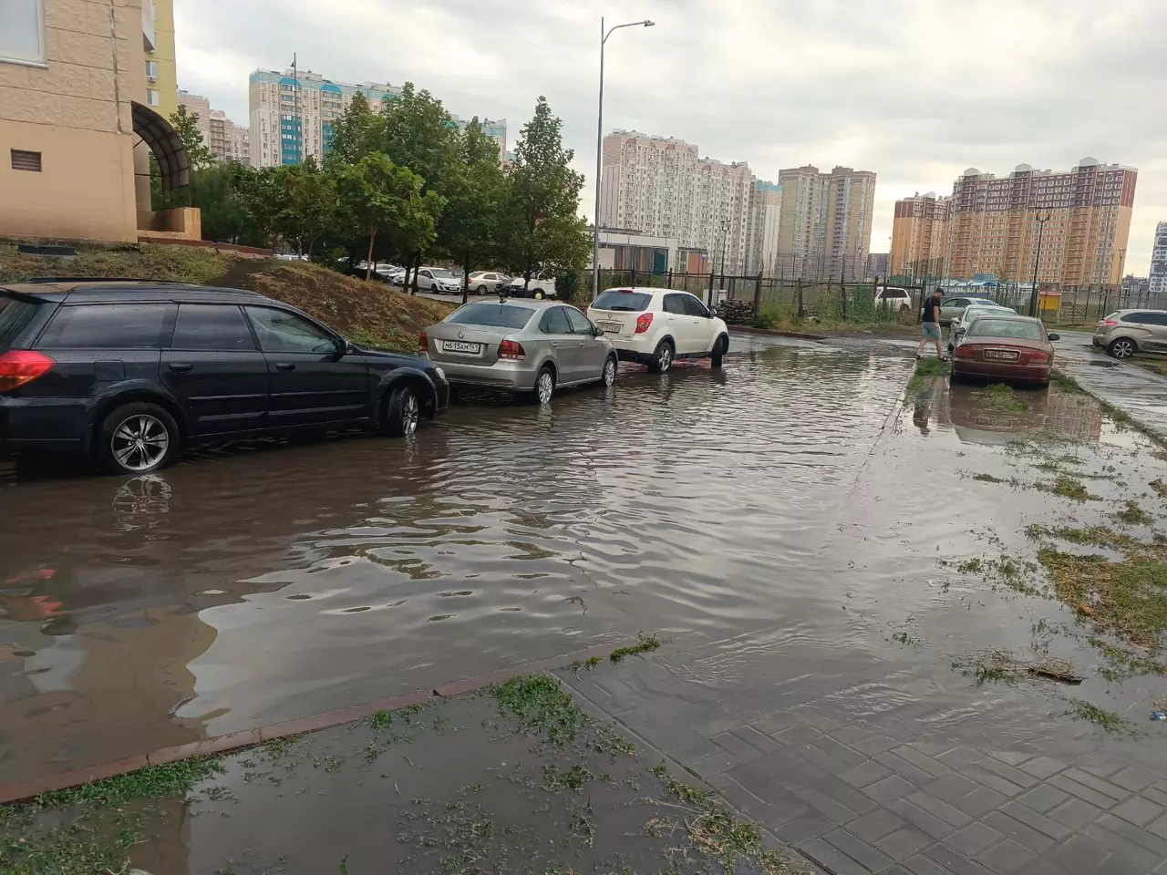 В Ростове затопило двор на Еременко после сильного дождя