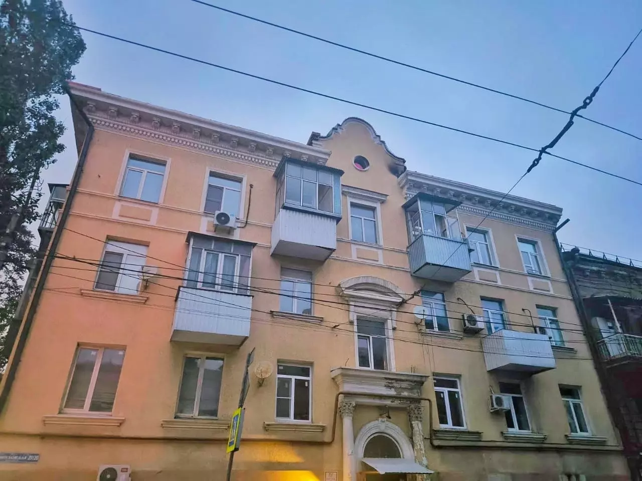 В Ростове после атаки БПЛА крышу дома на Московской отремонтируют до конца октября