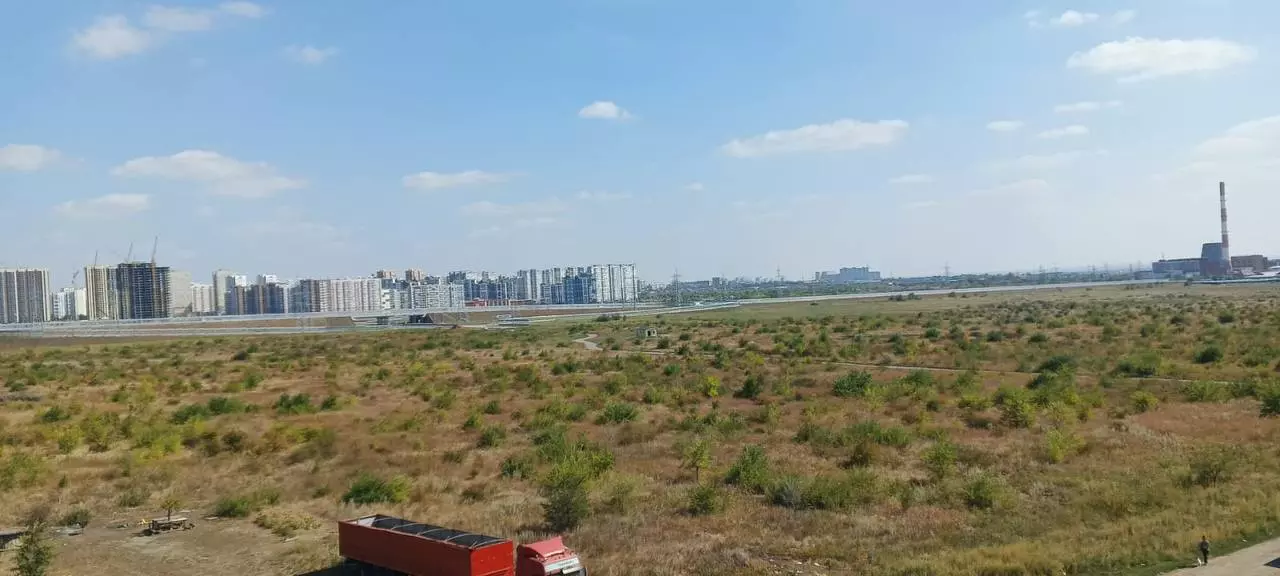 В Ростове ученикам школы № 72 приходится ходить на занятия по бездорожью через пустырь