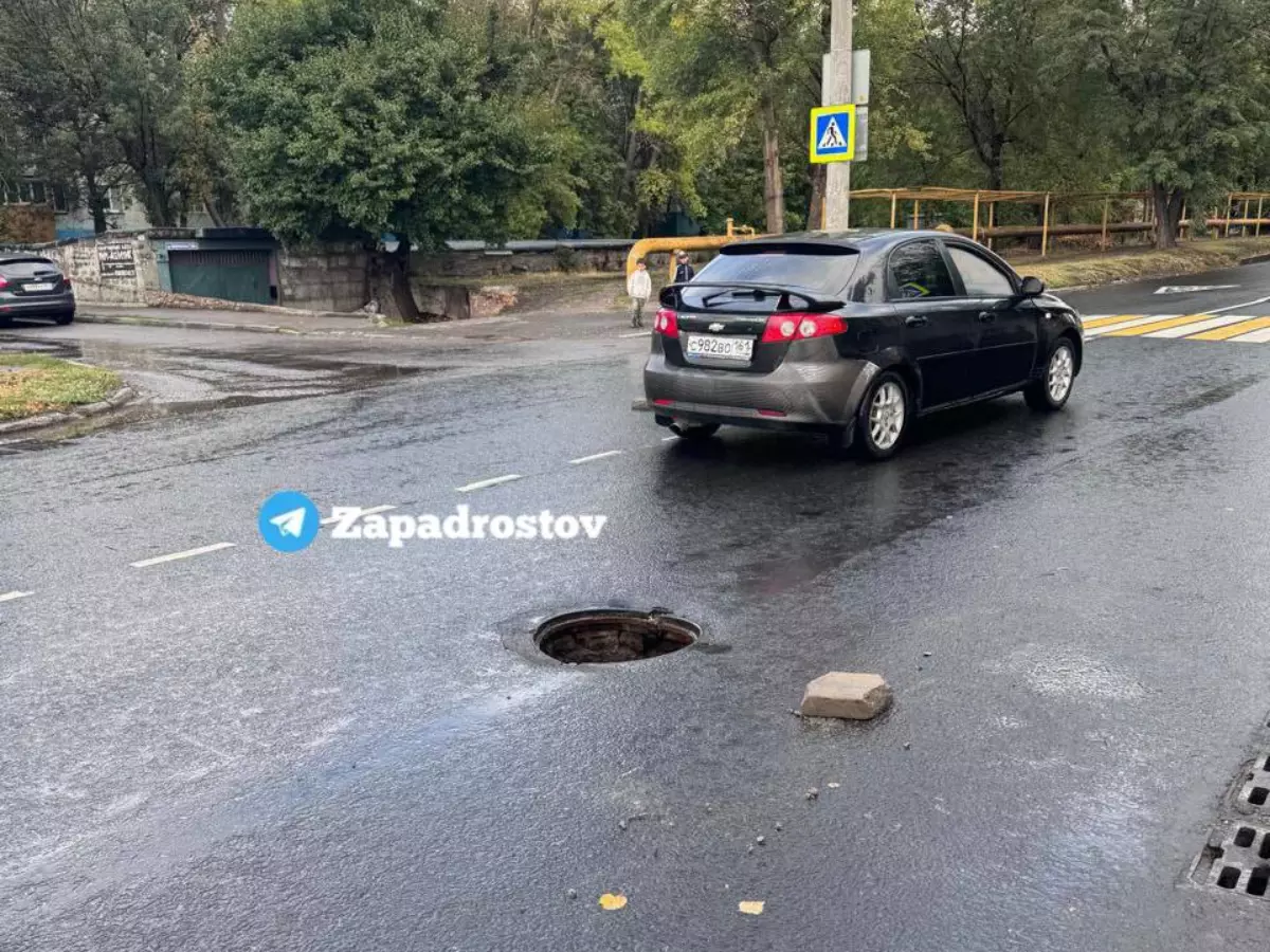 В Ростове жители Западного пожаловались на открытый люк на Каширской