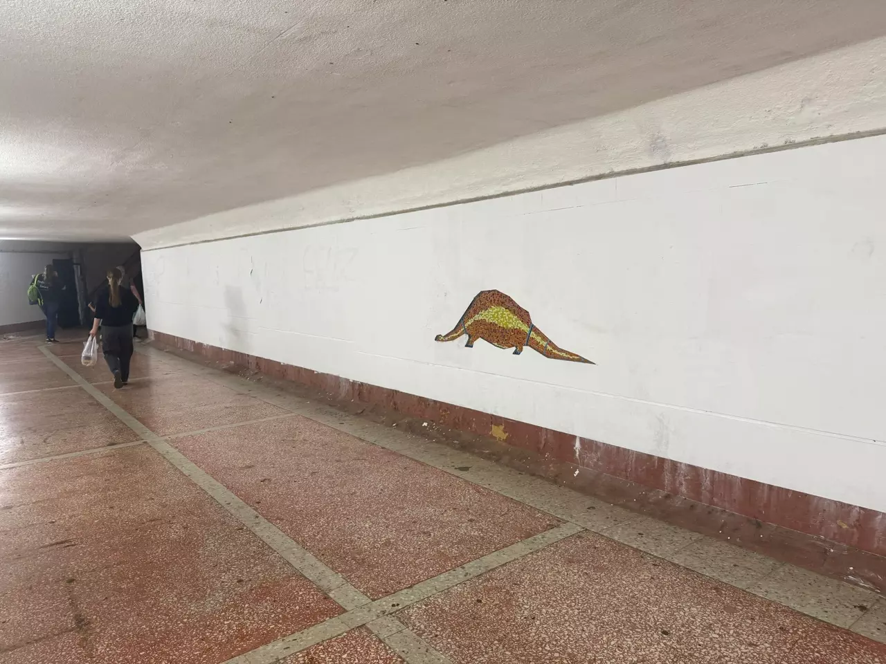 В подземном переходе в центре Ростова смыли «творчество» вандалов