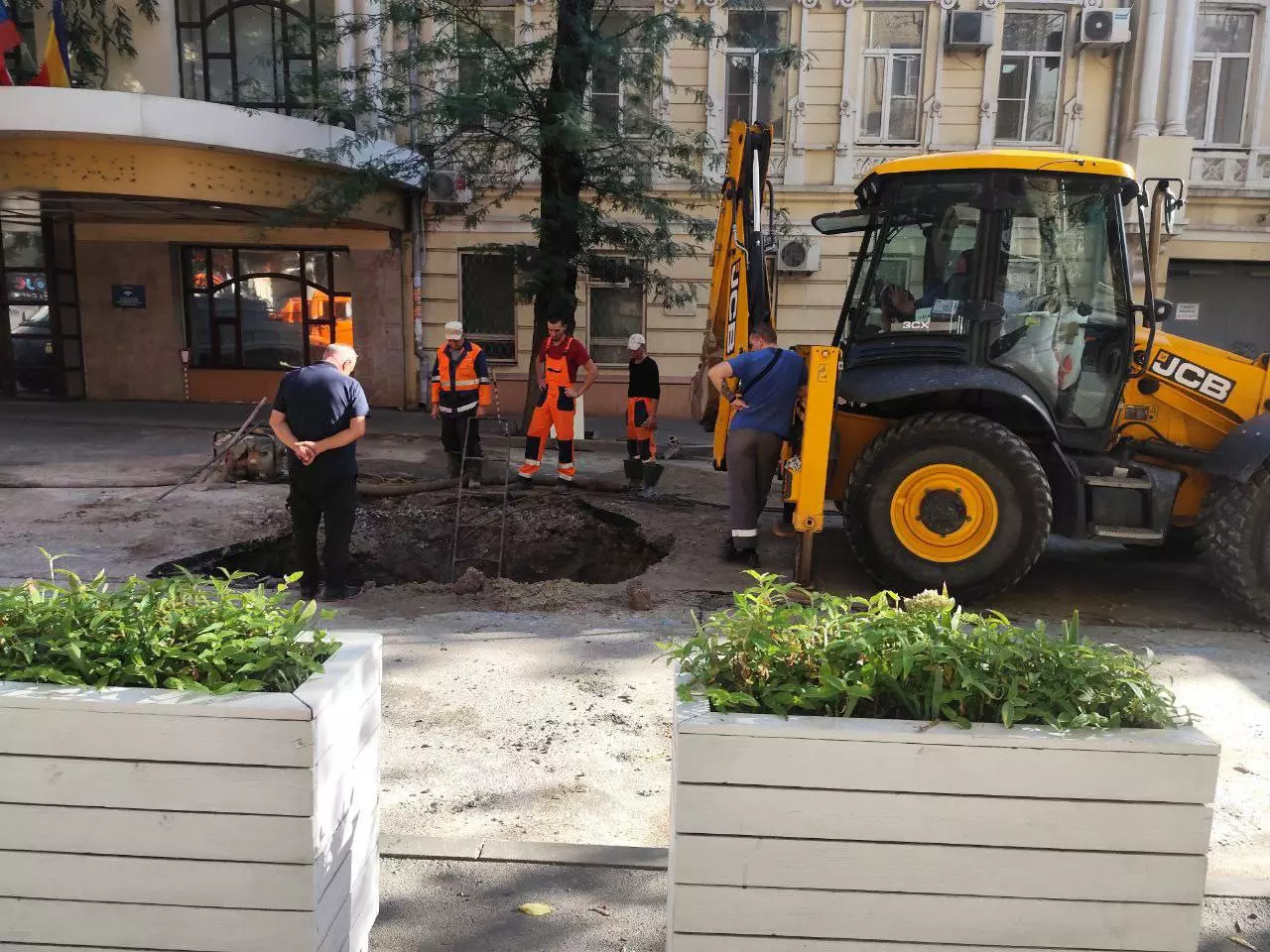 На Суворова в Ростове образовался портал в подземелье из-за провалившегося крана
