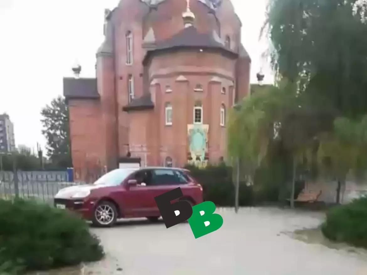 В Батайске водитель иномарки колесил по тротуару у храма