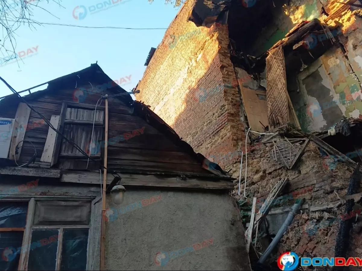 В Ростове при пожаре старинного здания на Станиславского поврежден жилой дом
