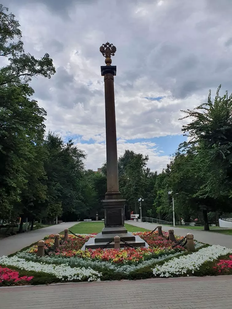 Старейшему ростовскому памятнику, Александровской колонне, обрушение не угрожает