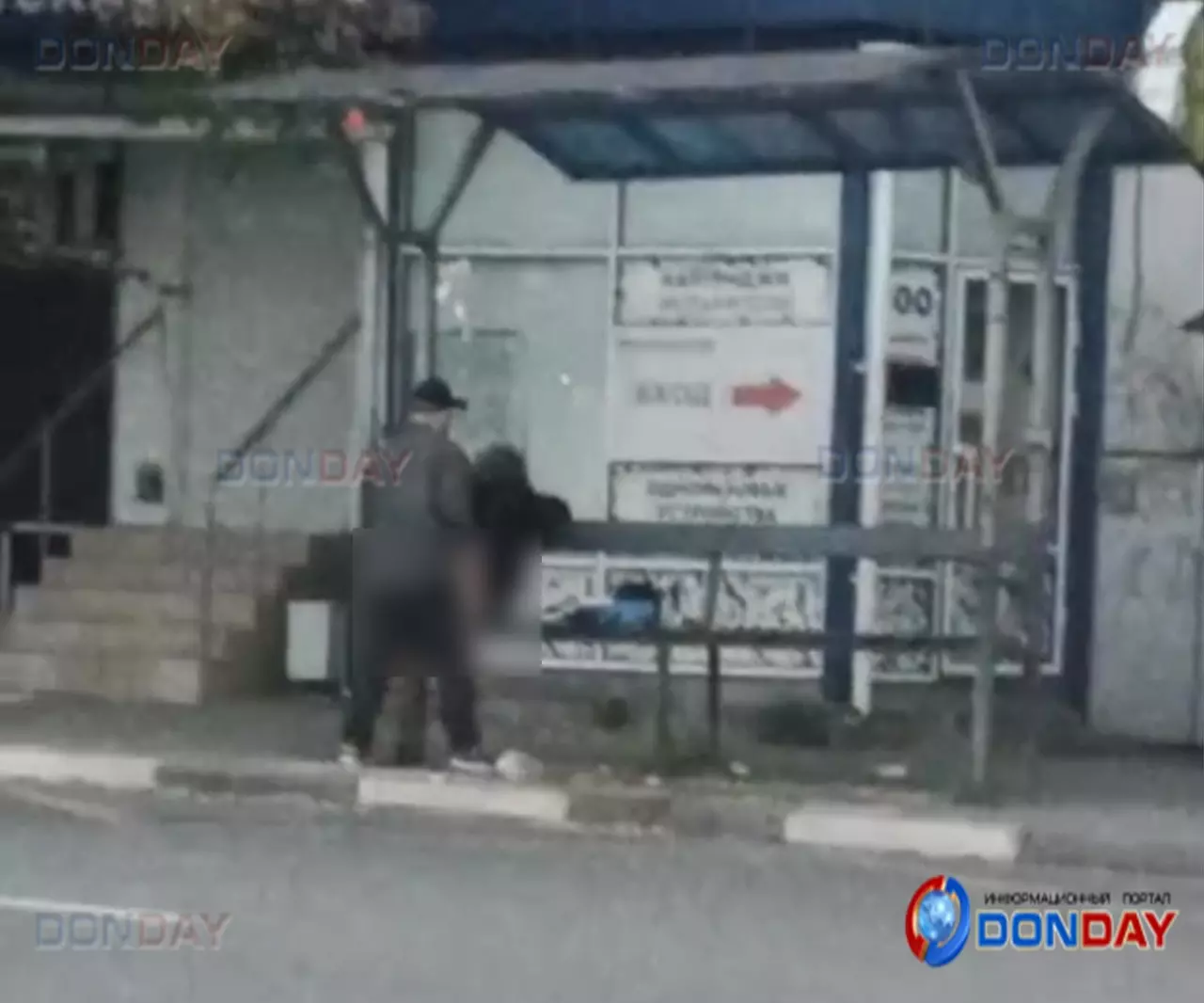В центре Шахт пара занялась любовными утехами на людях