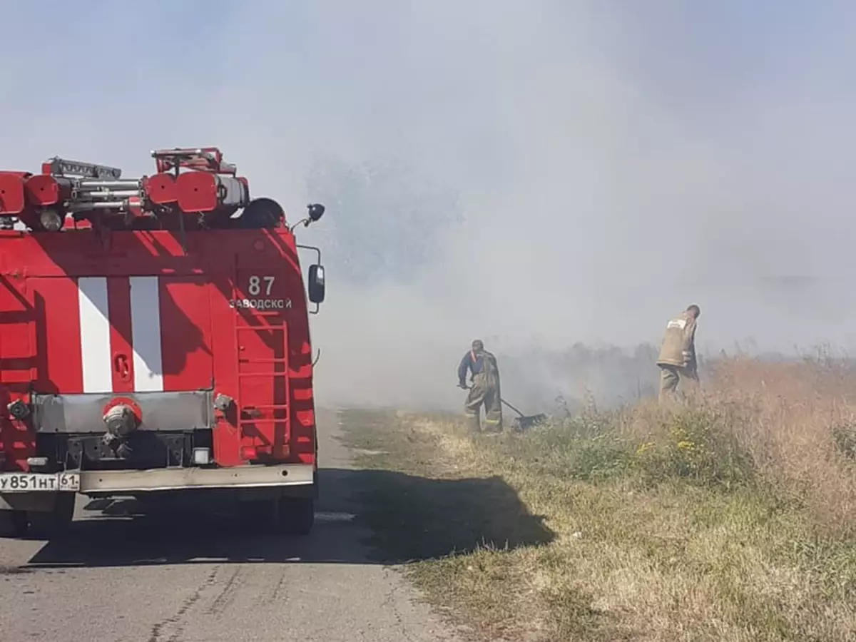 В Каменск-Шахтинске потушили крупный ландшафтный пожар