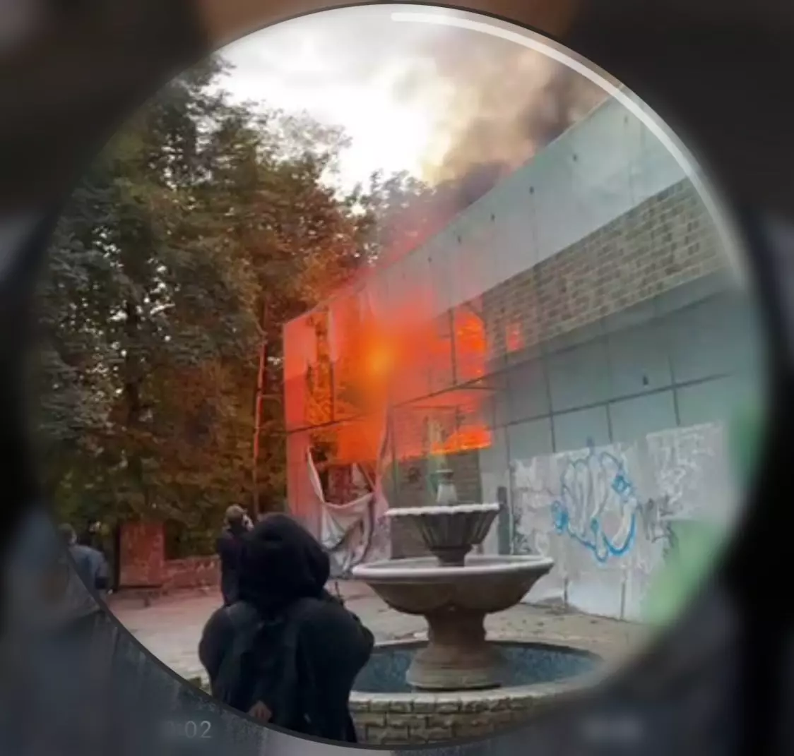 Заброшенное здание ресторана загорелось в парке Горького в Ростове