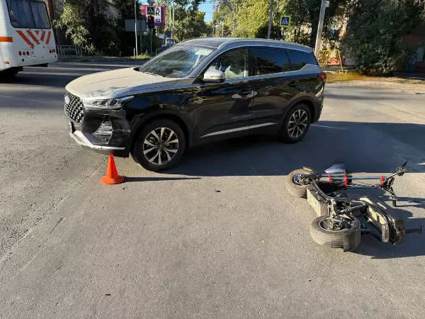 В Батайске легковушка сбила пенсионера на мопеде