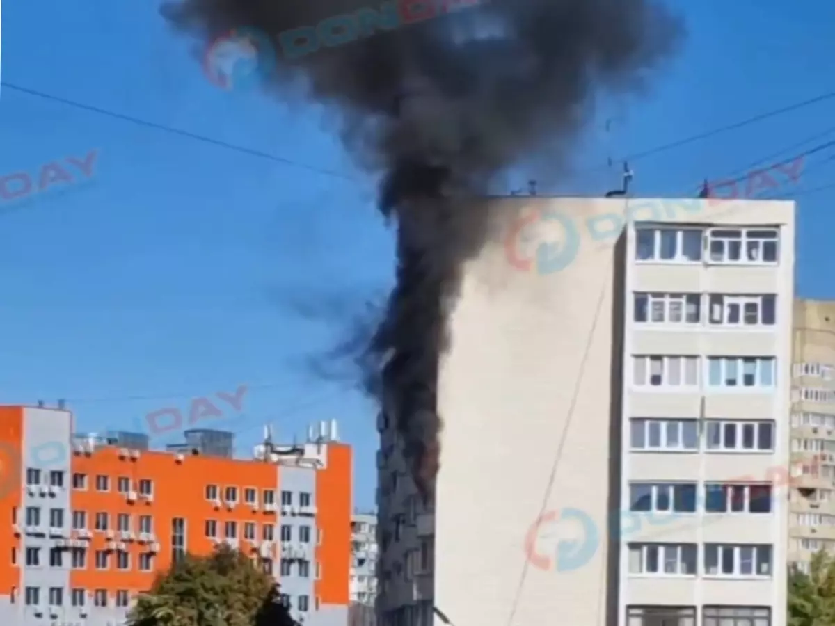 В Ростове на Космонавтов в многоэтажке горит квартира