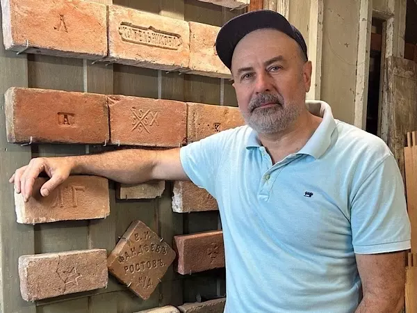 Ростовчанин коллекционирует уникальные кирпичи из исторических зданий региона