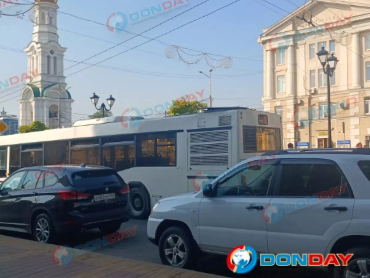 Сломавшийся автобус парализовал движение на Центральном рынке в Ростове