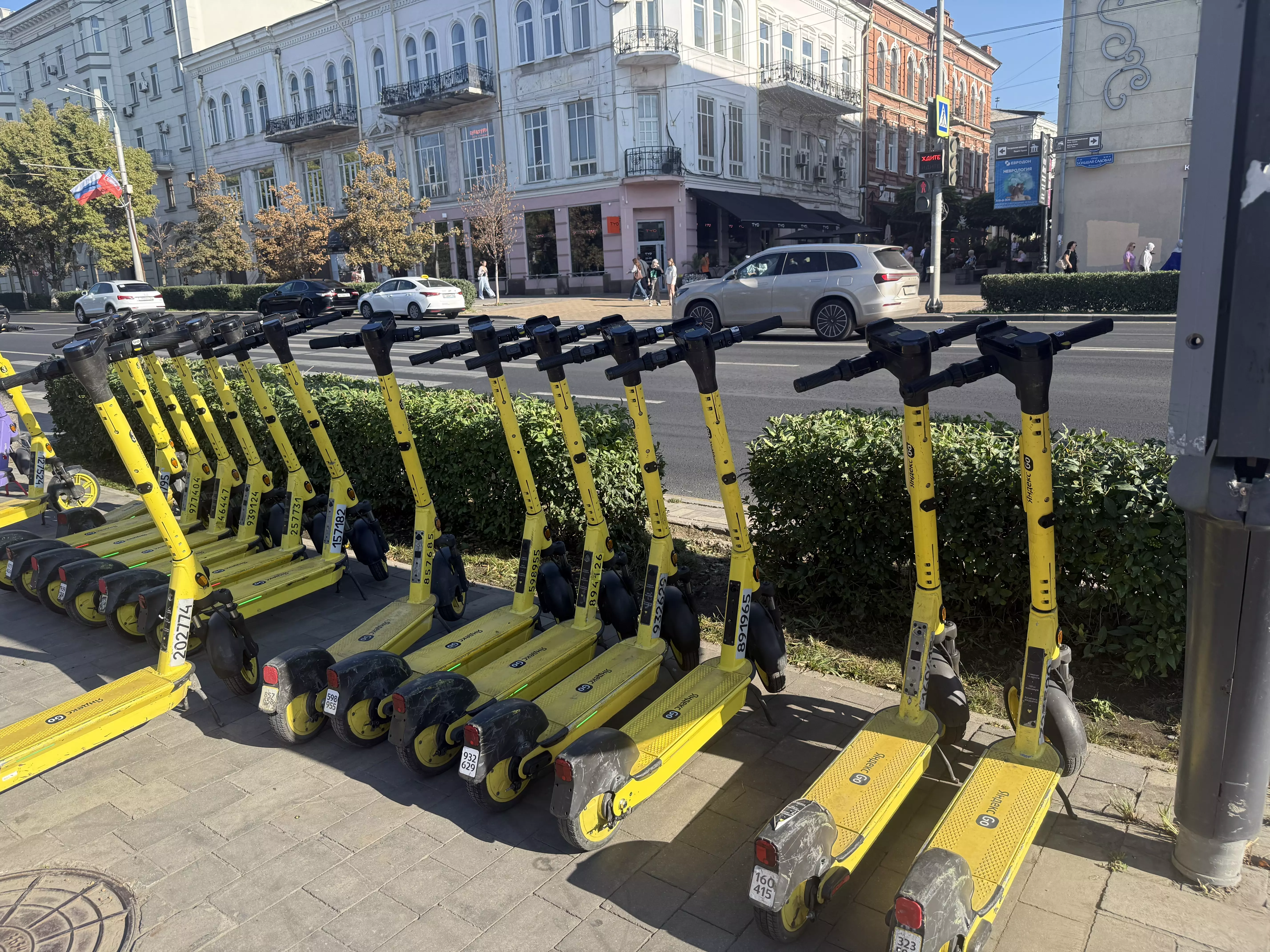В Ростове ограничили езду на электросамокатах по тротуарам улицы Большой Садовой