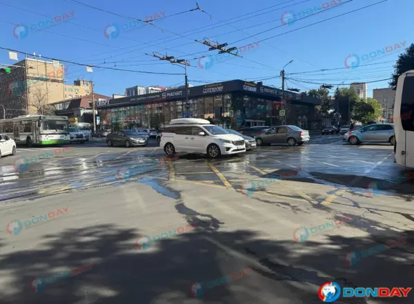 Фото к материалу: Коммунальные реки растеклись в центре Ростова